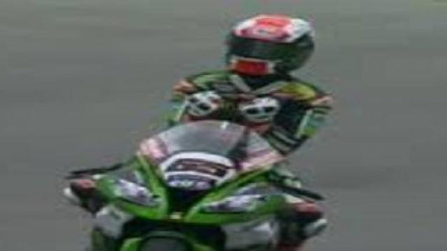 Jonny Rea festeggia in pista la vittoria di gara 2