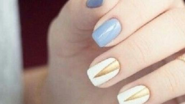 Nail art con unghie laccate da colori alternati