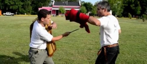 Esgrima criolla: pelea con poncho y fac&oacute;n