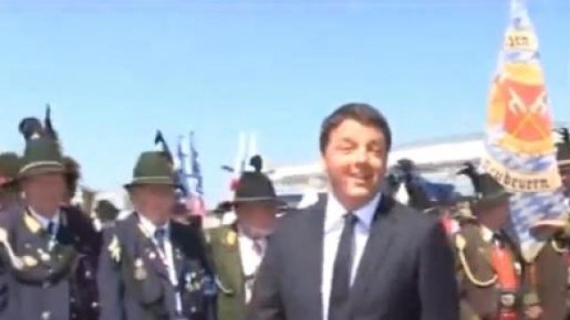 Renzi durante la sfilata con Azzurro