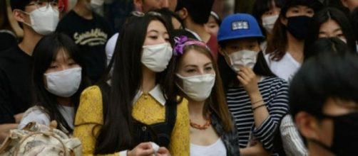 J&oacute;venes con barbijo en Corea.