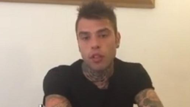 Fedez nel video pubblicato su Facebook