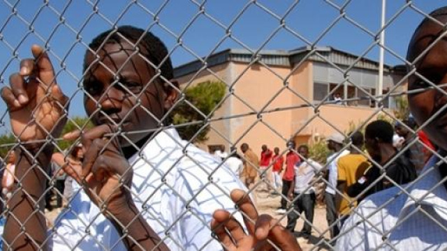 Immigrati in un centro di accoglienza