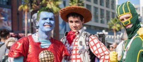 Kick Ass junto a otros personajes