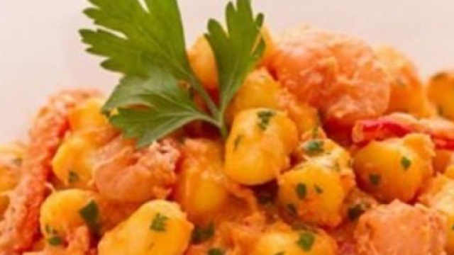 Gnocchi con polpa di granchio e gamberi.