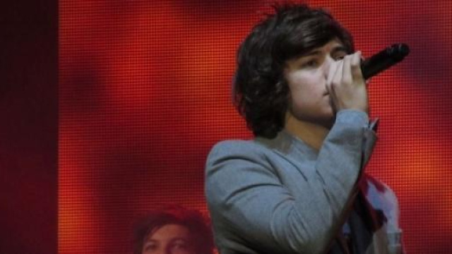 Harry Styles cade durante il concerto
