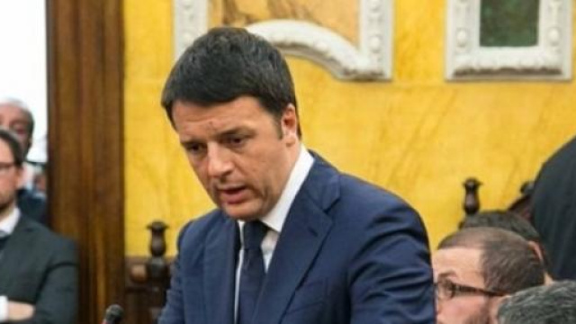 Il premier Matteo Renzi nel corso di una riunione