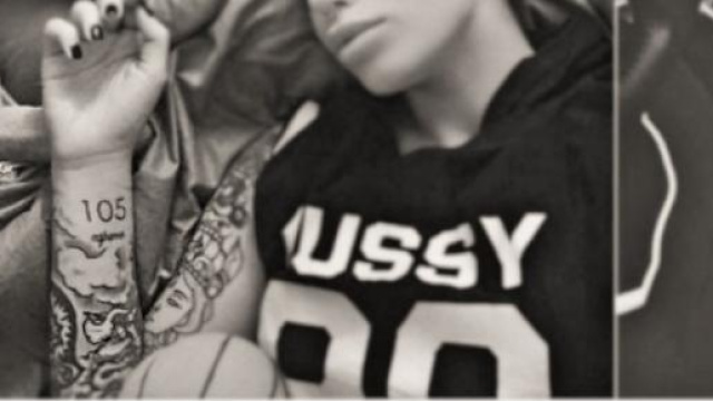 Quel tatuaggio con il numero 105 sul polso