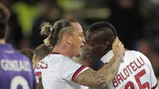 Mario Balotelli in maglia rossonera contro i viola