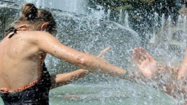 Due ragazze scherzano in fontana