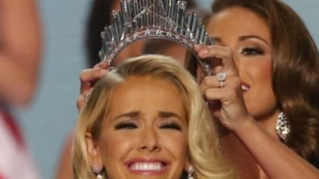 Il momento dell'incoronazione.