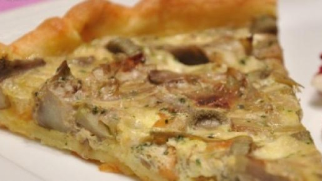 La torta di pasta sfoglia, carciofi e formaggi