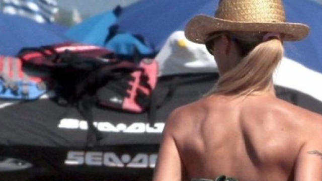 Michelle Hunziker mostra il suo lato B