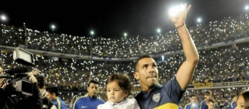 Tevez volvi&oacute; a su casa ante una multitud