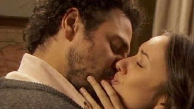 Bacio tra Aurora e Conrado