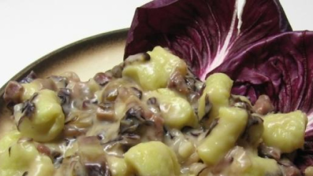 Gnocchi con radicchio e pancetta.