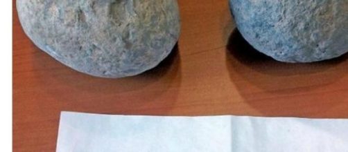 El bot&iacute;n y la nota del ladr&oacute;n.