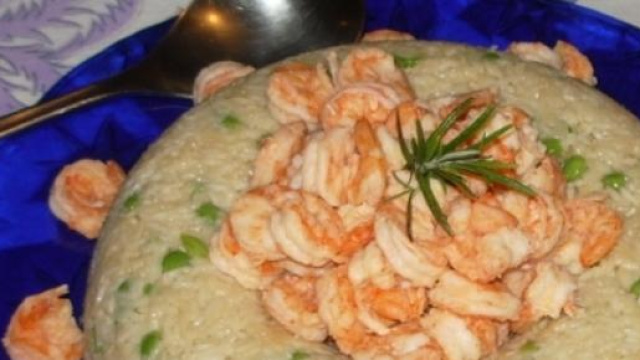 Corona di riso con cuore di provola e gamberi.