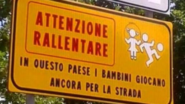 Si pregano gli automobilisti di rallentare