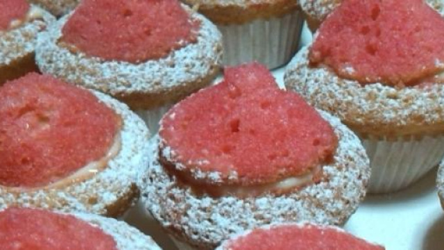I cardinali sono dolci sardi, simili ai muffins. 