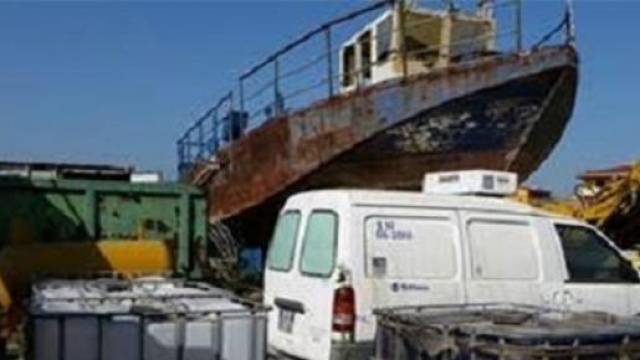 Una barca presente all'interno della discarica