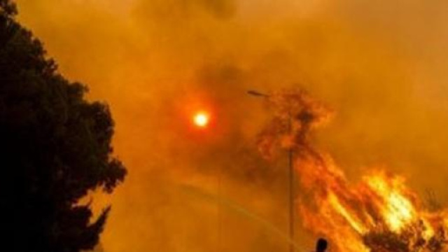 Incendi alla periferia di Atene