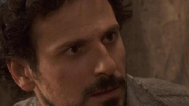 Il Segreto: Conrado bacia un'altra donna
