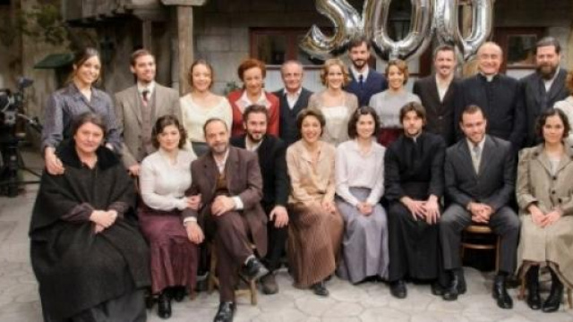 Una foto del cast per intero
