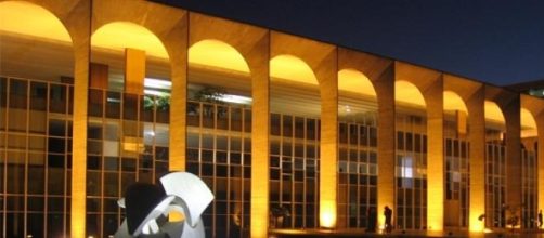 Pol&iacute;tica e governabilidade: onde fica o povo?