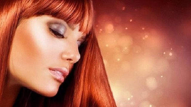 Donna di tipo primaverile con capelli rossi