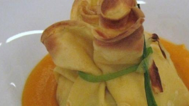 Fagottini ripieni di cipolle, pancetta e robiola