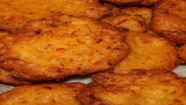 Frittelle di caprino con salsa di peperone.