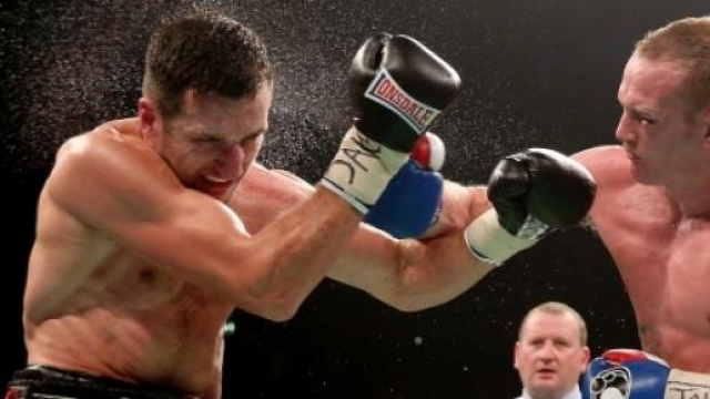George Groves mentre affronta Carl Froch