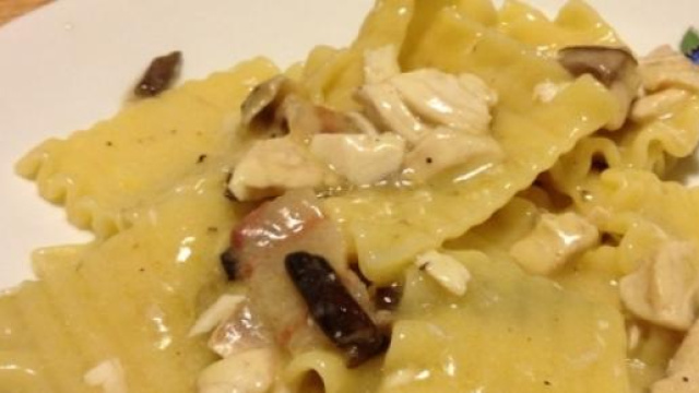 Maltagliati con salmone, funghi e piselli.