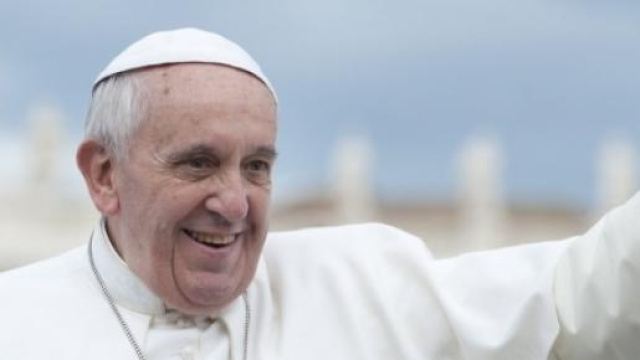 Papa Francesco saluta i fedeli