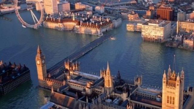 Un'immagine futuristica di Londra sott'acqua
