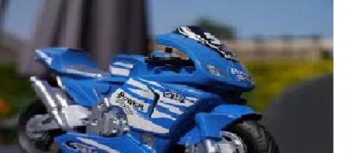 Un ni&ntilde;o y una mini moto causan controversia