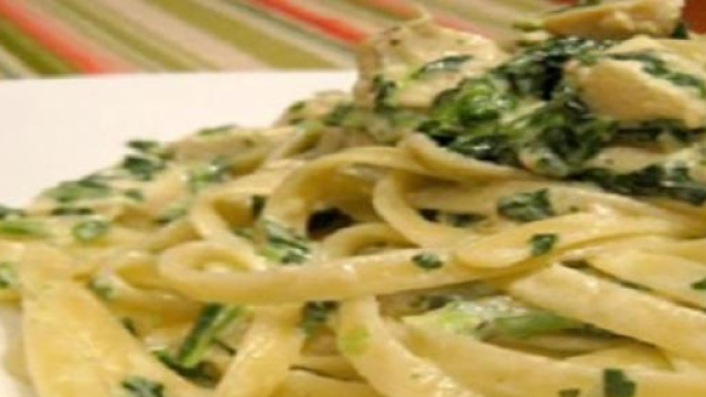 Fettuccine agli spinaci con salsa ai funghi.