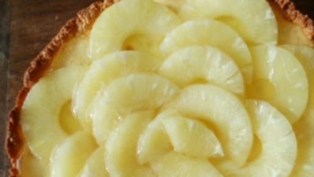 Pasta sfoglia con fette di ananas
