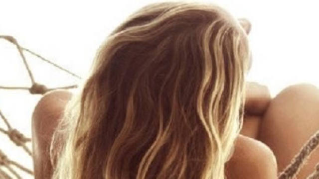Capelli mossi come al mare: i 'beach spray'