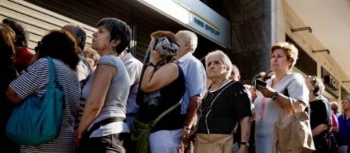 Fila de ahorrantes en los bancos de Atenas.