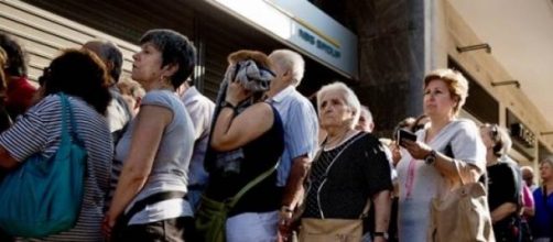 Fila en los bancos de Atenas.