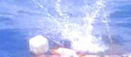 Hombre busca subir a bote en medio de disparos