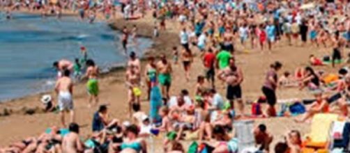 Playa de Espa&ntilde;a llena de turistas