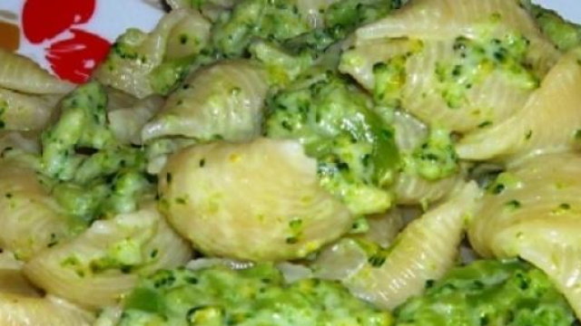 Conchiglie con broccoli e acciughe.