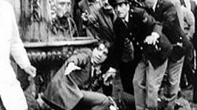 La bomba era nascosta in un cestino portarifiuti.