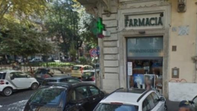La farmacia di piazza Cairoli a Roma, rapinata