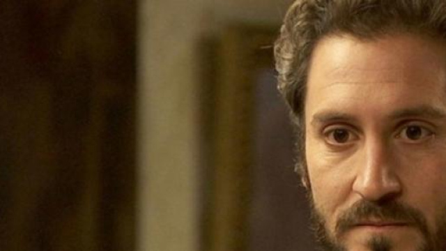 Alex Gadea in una scena della soap "Il Segreto"   
