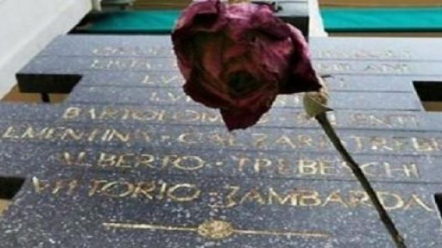 La stele in Piazza Loggia con i nomi dei caduti