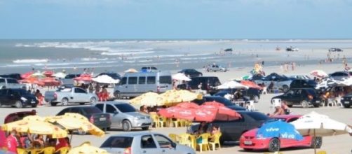 Carros na areia causam tumulto